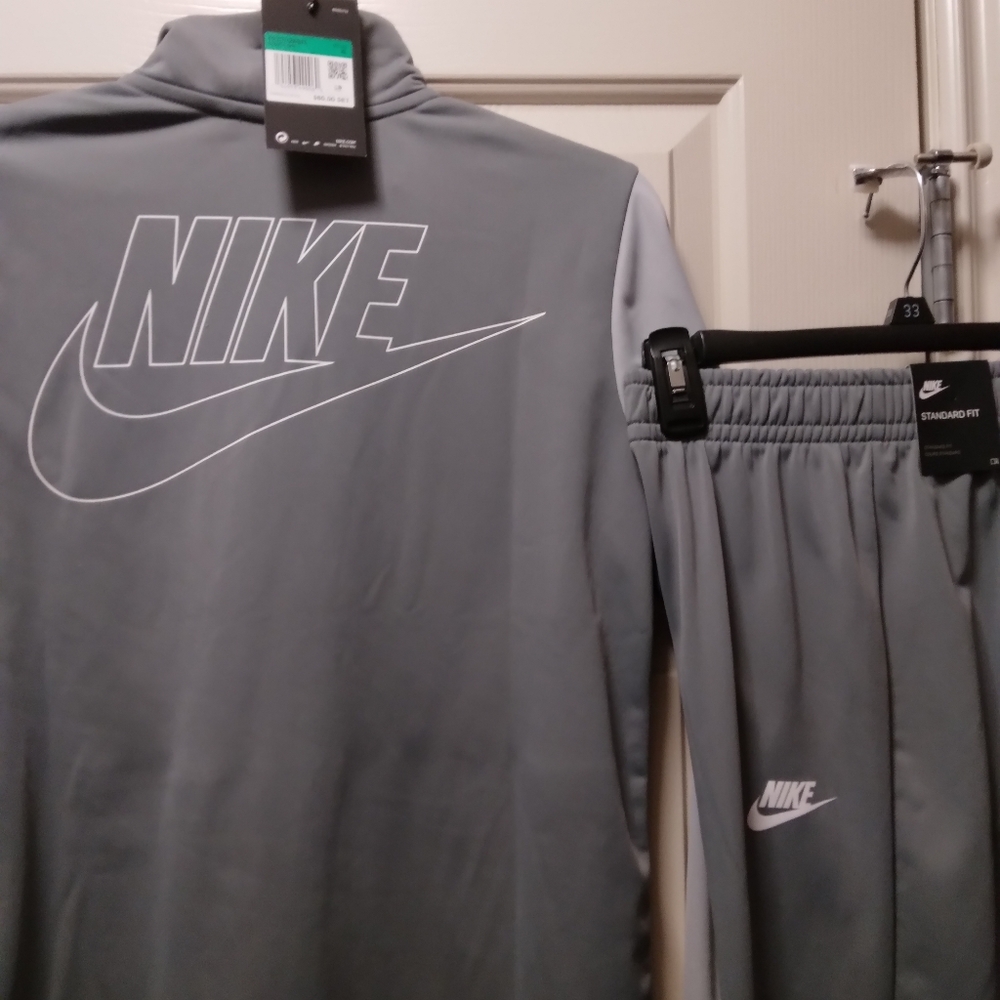 Big boys jogger suit Nike.